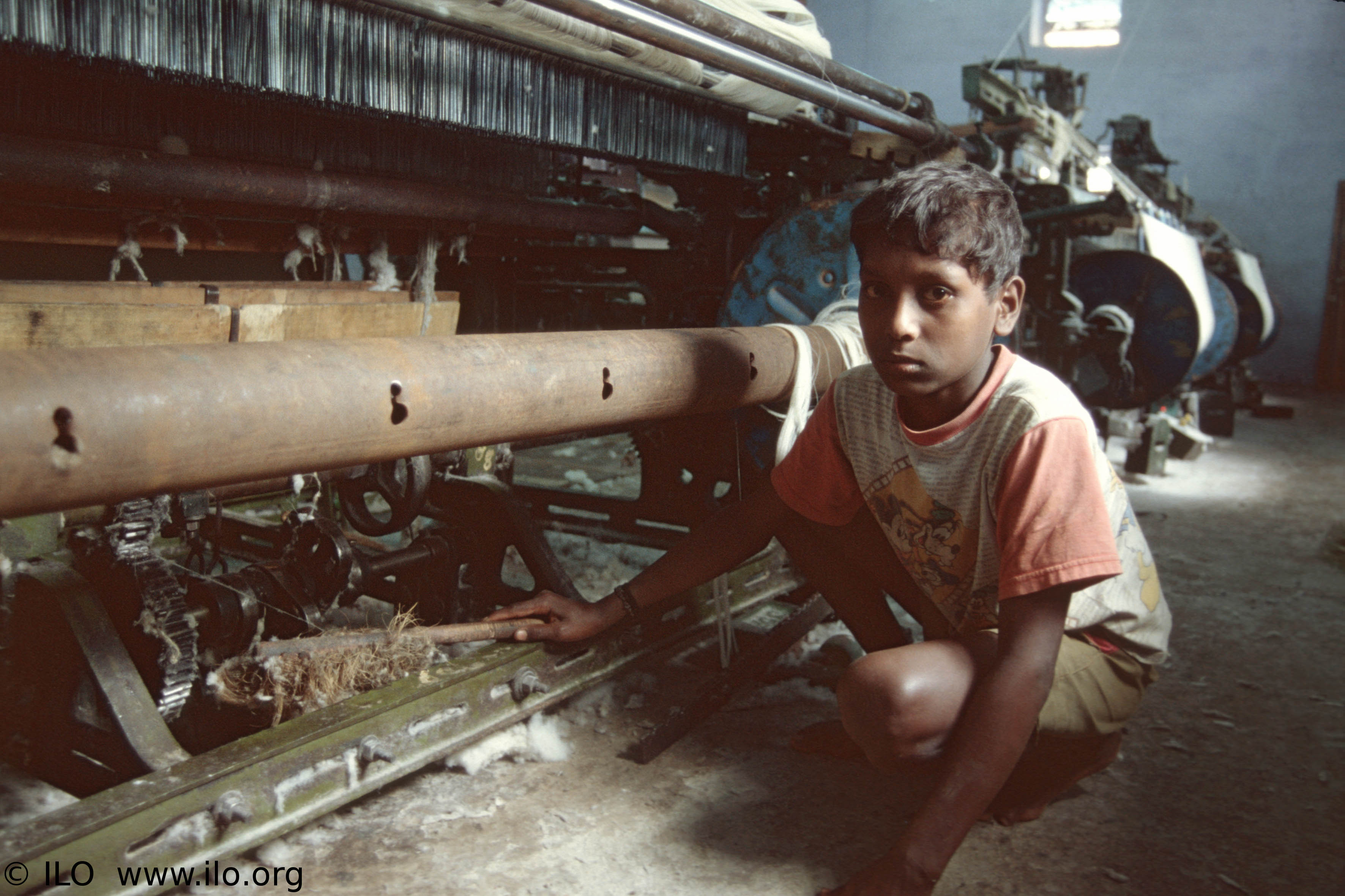 niño trabajando en una fábrica de algodón