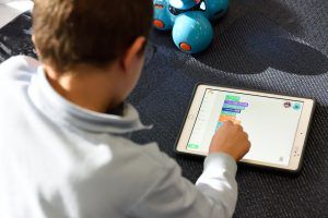 Niño usando un IPad