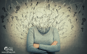 Sesgo Cognitivo: mujer pensando con dudas